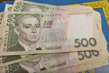 Вместо денег аферисты дают "сувениры". Фото: скрин youtube