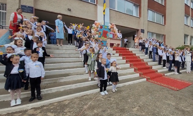 Зараховуватимуть дітей до 1-го класу за новими правилами. Фото: скріншот YouTube-відео