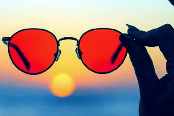 Як правильно доглядати сонцезахисні окуляри. Фото: YouTube