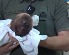 Військовослужбовець із новонародженою дитиною. Фото: скріншот YouTube-відео