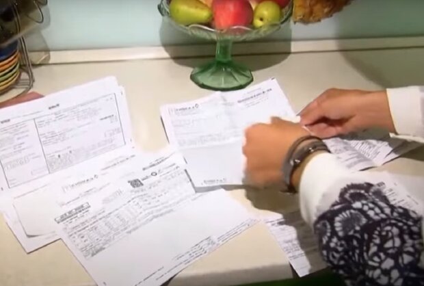 Платежки за коммуналку. Фото: скриншот Youtube