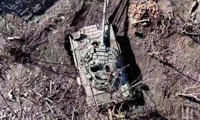 Ворожий розбитий танк. Фото: Facebook Міноборони України