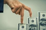 После падения, курс доллара начинает постепенно набирать свою цену: курс валют на 17 августа