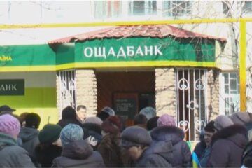 Пенсионеры возле "Ощадбанка". Фото: скриншот YouTube-видео