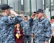 Встретили в торжественной обстановке и подарили флаг ВМС: Одесса встретила освобожденных украинских моряков