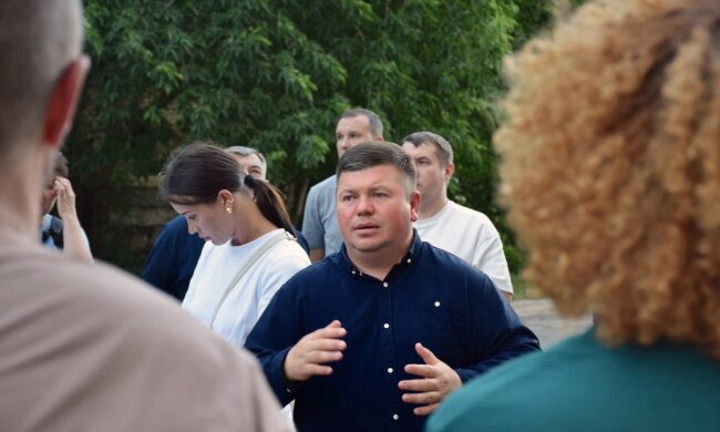 Без бюрократії та паніки: мешканцям пошкодженого будинку на Виноградарі дали чіткий план дій