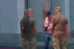Вручение повестки. Фото: скриншот с youtube.com