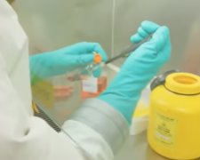 Великобритания запустила производство вакцины от COVID-19. Фото: скриншот Youtube