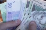 Грязные, порванные и склеенные: НБУ разрешил банкам принимать сильно "потрепанные" купюры