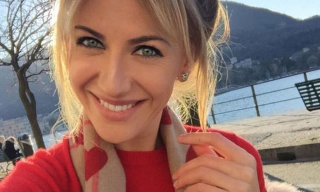 Леся Никитюк обрадовала поклонников фото в бикини на фоне бассейна