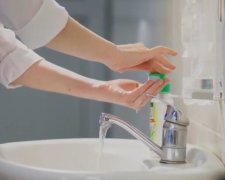 Тщательное мытье рук - профилактика заражения ОРВИ. Фото: скрин youtube