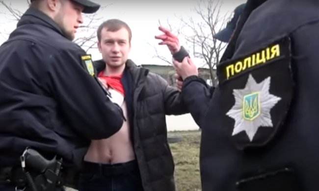 Правоохранители сдерживают граждан. Фото: скриншот YouTube