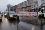 Киевскому мосту опять не повезло, перекроют до осени: к чему готовиться водителям
