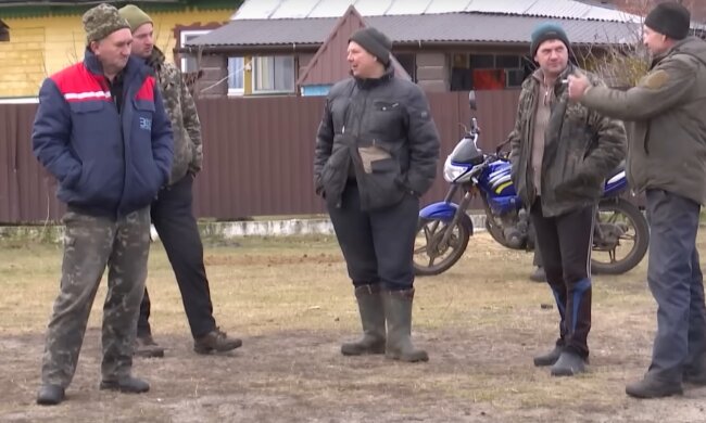 Чоловіки у селі. Фото: скріншот YouTube-відео