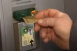 Банківська картка. Фото: скріншот YouTube-відео