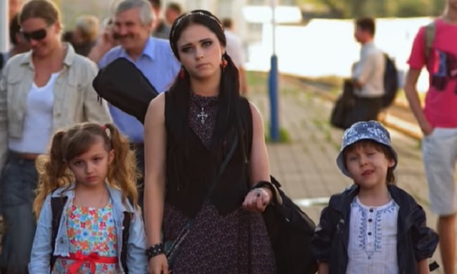 Актриса Анна Полищук (слева) в роли Вики Ковалёвой. Кадр из сериала "Сваты"