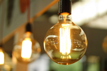 ДТЕК відключатиме світло з самого ранку. Фото: YouTube