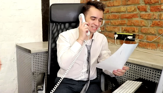 В Украине берут подростков на работу за зарплату в 37 тысяч грн. Фото: YouTube