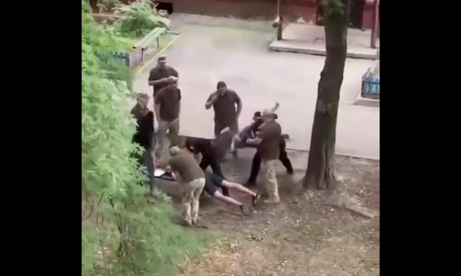 У мережі з'явилося відео, як поліцейський допомагав ТЦК із мобілізацією - жорстокість зашкалює