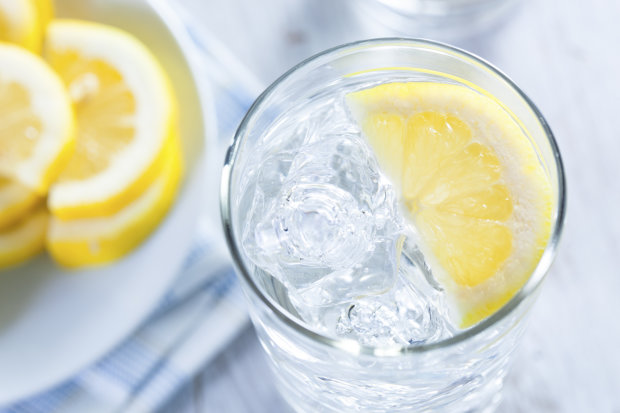 Вода с лимоном: пять необычных, но полезных свойств