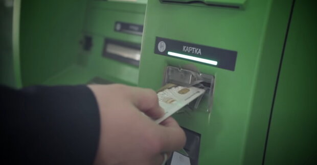 Банкомат ПриватБанка. Фото YouTube, скриншот
