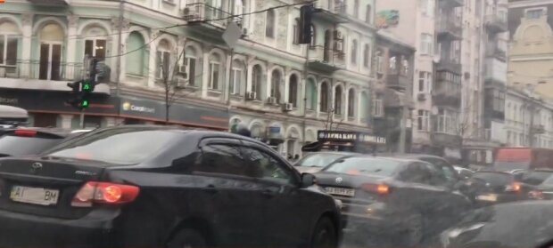 Пробки в Киеве. Фото: YouTube, скрин