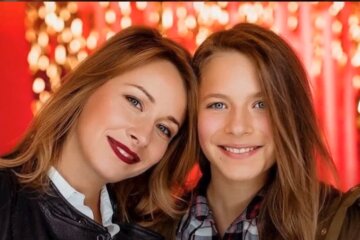 Елена Кравец с дочерью. Фото: скриншот YouTube