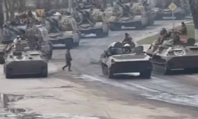 Жгут документы и вывозят технику: оккупанты готовятся к очередному "жесту доброй воли"