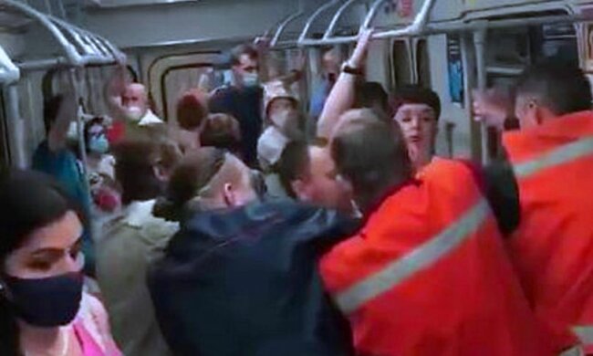 Драка в харьковском метро. Фото: скриншот видео Facebook