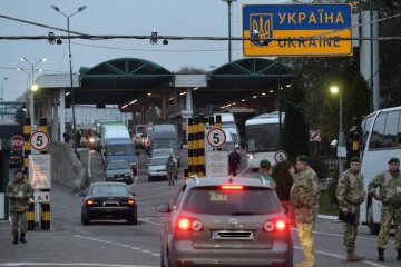 В Украине могут разрешить выезд молодежи за границу. Фото: Скриншот YouTube