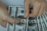 Доллары. Фото: скриншот YouTube-видео