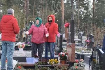 В ряде городов кладбища закрыли перед поминальными днями. Фото: скриншот YouTube