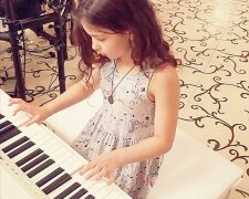 Мірабелла грає на піаніно. Фото: скріншот Instagram.