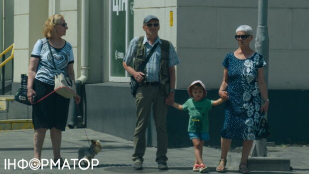 Пенсіонерка з грошима. Фото: Інформатор