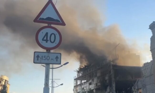 Пламенная бавовна в Луганске: мощный прилет на завод и нефтебазу. Видео