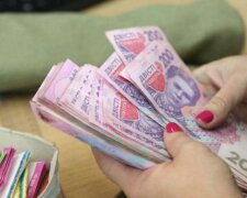 У Києві почали виплачувати людям нову допомогу. Фото: Стіна