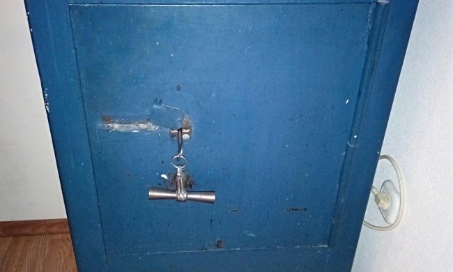 На свалке нашли запечатанный старый сейф, в котором находился настоящий сюрприз. Фото