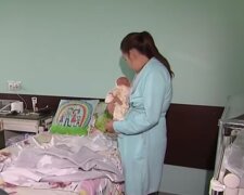 Мама с новорожденным ребенком. Фото: скриншот YouTube-видео