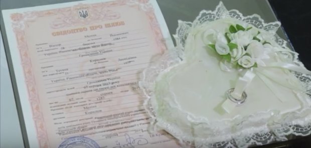 ЗАГСы перестали принимать заявки на регистрацию брака. Фото: скриншот YouTube