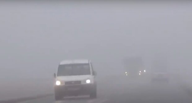 Туман на дорогах Украины. Фото: скриншот YouTube