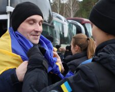 раїнці у сльозах, в Україну повертається ще 300 полонених