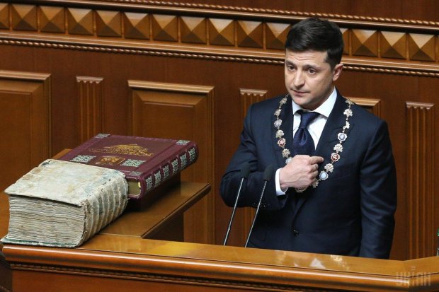 Зеленский прямо в Раде распустил парламент: я вас распускаю, Слава Украине!