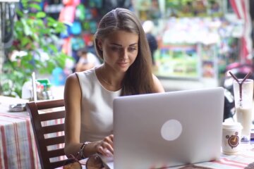 Девушка с ноутбуком. Фото: скриншот YouTube-видео