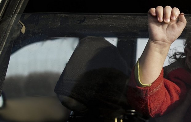 Пусть увидет каждый: в Киеве родители закрыли ребенка в машине на диком солнцепеке. Видео