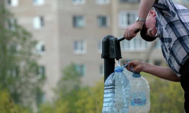 Стоят друг за другом с баклажками и канистрами: в Киеве очередь за водой выстроилась на километры, кадры