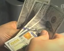 Доллар по отношению к гривне подорожал на 6 копеек. Фото: скриншот YouTube