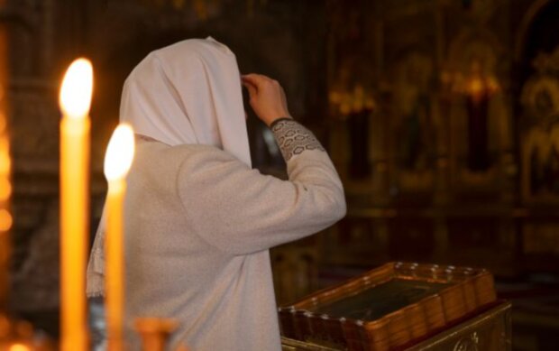 Жінка молиться. Фото:  Freepik