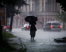 Стихия держит лето в заложниках: синоптики предупредили о ливнях, не спасут даже зонты