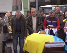 Похороны погибшего Героя в Украине. Фото: скриншот YouTube-видео