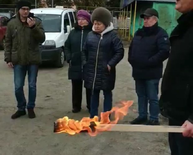 В Житомирской области сожгли "вторые платежки" за газ. Фото: facebook.com/valentin.serbin
